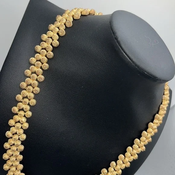 Vintage gold tone nugget necklace and 2 pairs of coordinating clip earrings - Picture 5 of 12